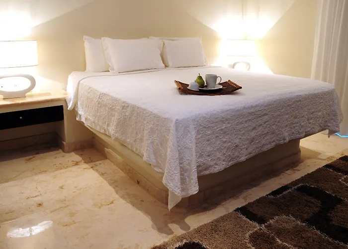 Hotel El Taj Oceanfront And Beachside 4*