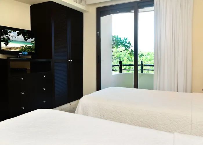 Hotel El Taj Oceanfront And Beachside 4*